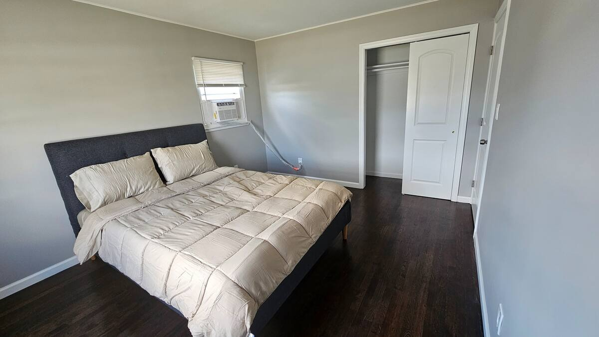 Comfortable, Fully Equipped 3-BR Home in Hicksville - Pet Friendly w/ Parking and Great Location - Photo 4