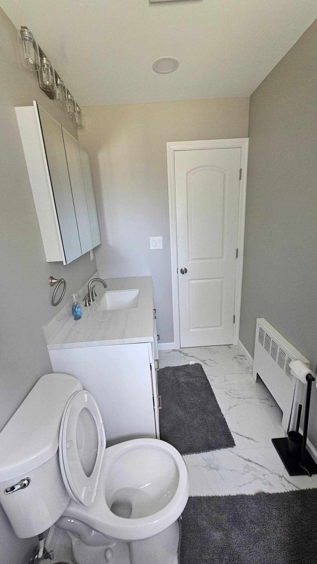 Comfortable, Fully Equipped 3-BR Home in Hicksville - Pet Friendly w/ Parking and Great Location - Photo 9