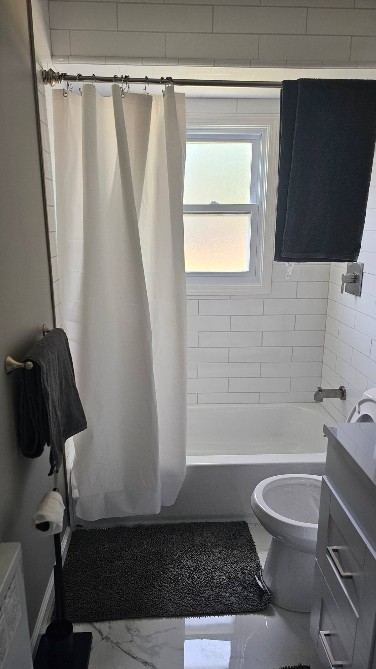 Comfortable, Fully Equipped 3-BR Home in Hicksville - Pet Friendly w/ Parking and Great Location - Photo 11