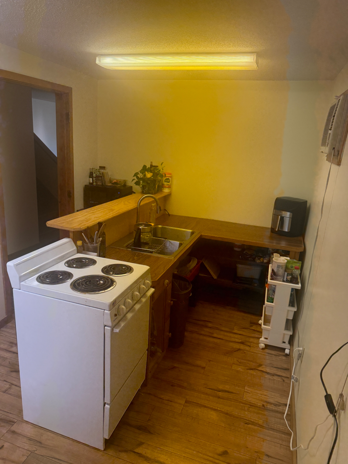 Nice, convenient 1 bedroom walking distance to everything - Photo 1