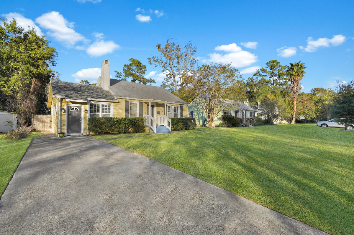 Less than 2 miles away from Memorial Health University Medical Center and St. Joseph's/Candler Hospi - Photo 2