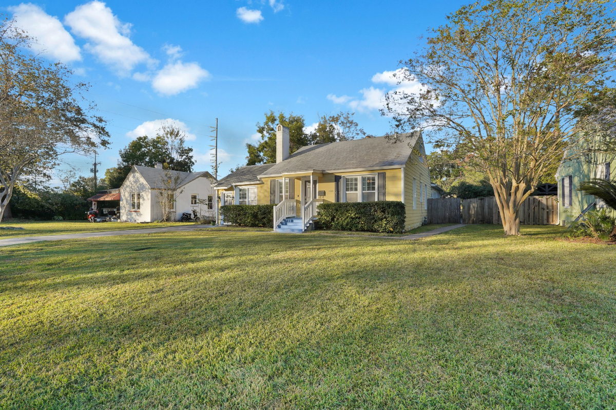 Less than 2 miles away from Memorial Health University Medical Center and St. Joseph's/Candler Hospital 404-B