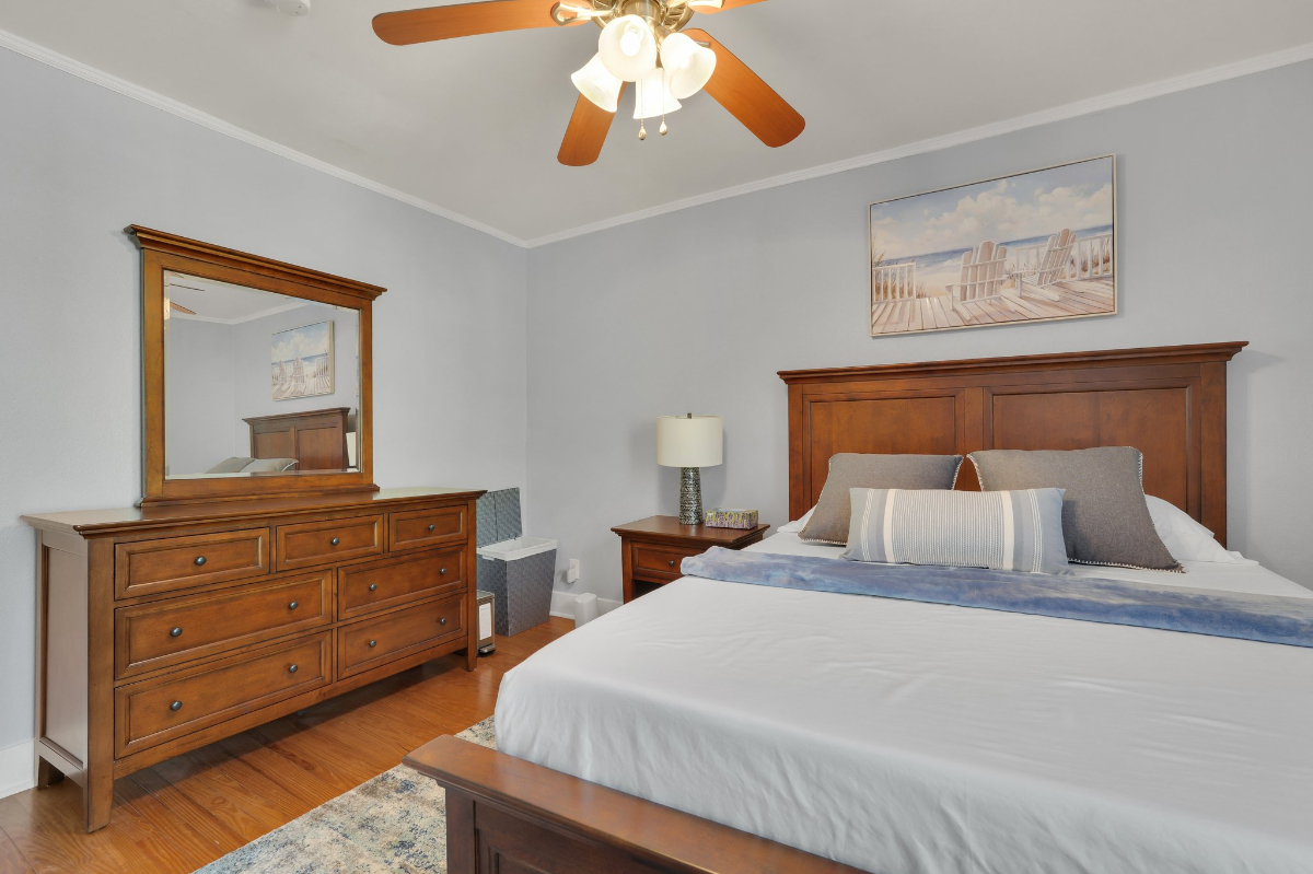 Less than 2 miles away from Memorial Health University Medical Center and St. Joseph's/Candler Hospi - Photo 9