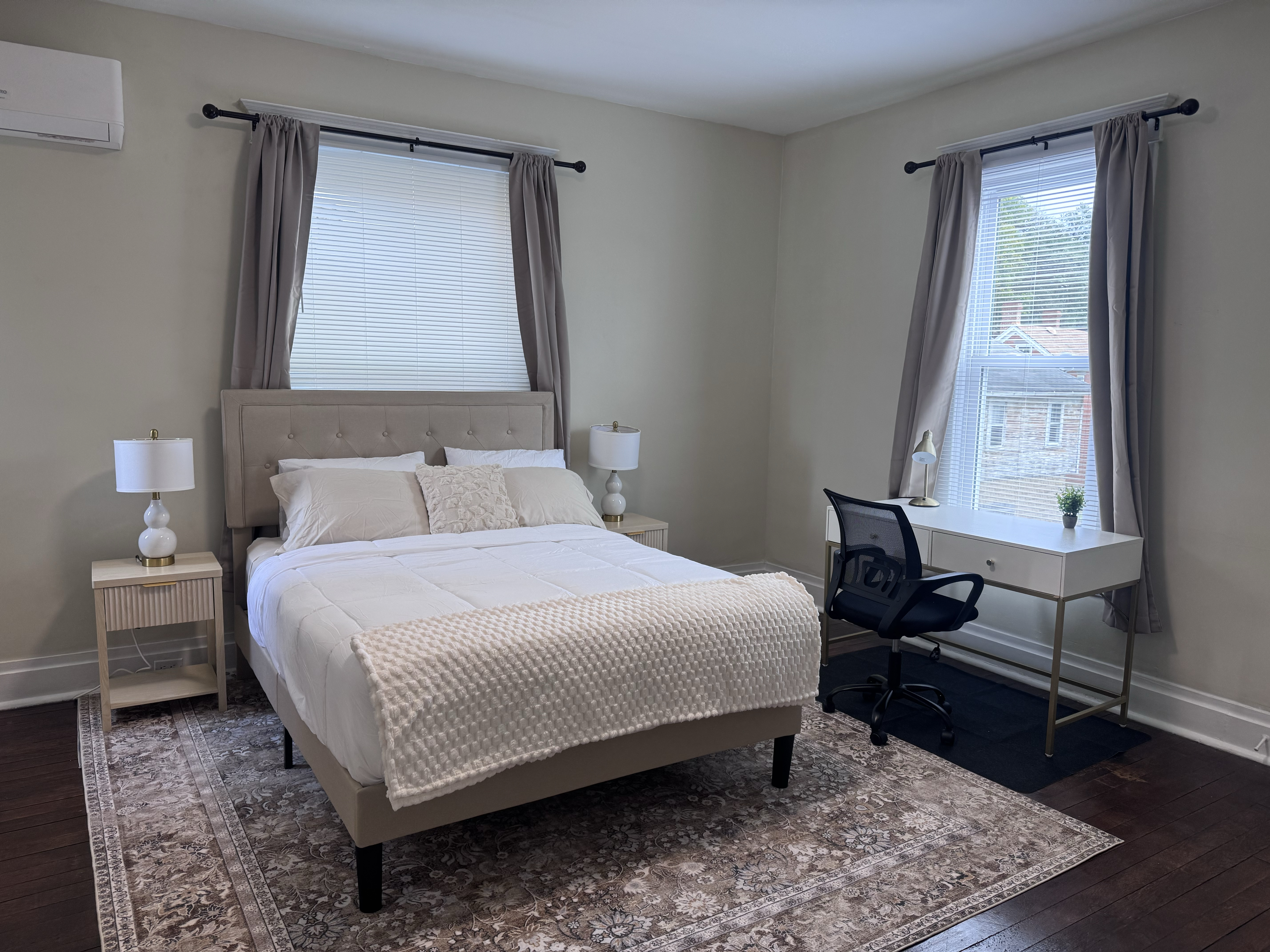 Spacious Furnished 1BR with Full Kitchen & Private Bath - Ideal for long and short Stays - Photo 1
