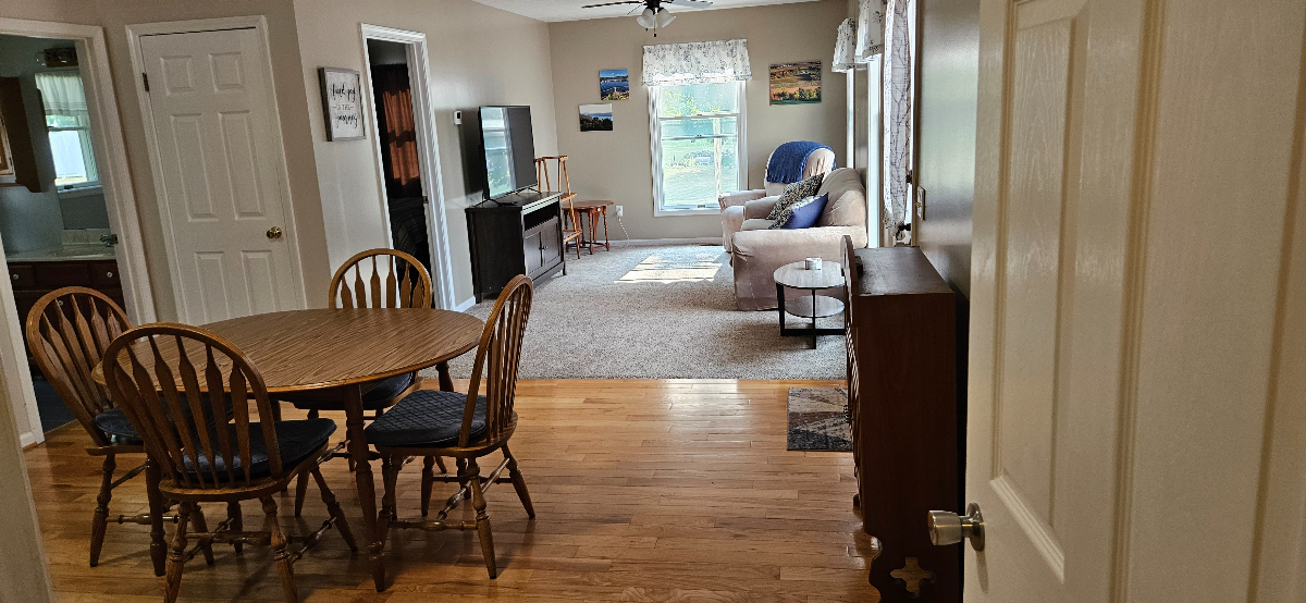 Quiet, Light - Filled One Bedroom Colonial Apartment - Private Patio, Minutes from Hospitals and Sh - Photo 1