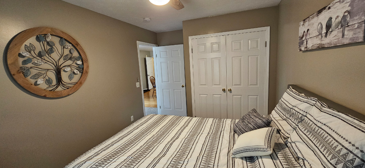 Quiet, Light - Filled One Bedroom Colonial Apartment - Private Patio, Minutes from Hospitals and Sh - Photo 2