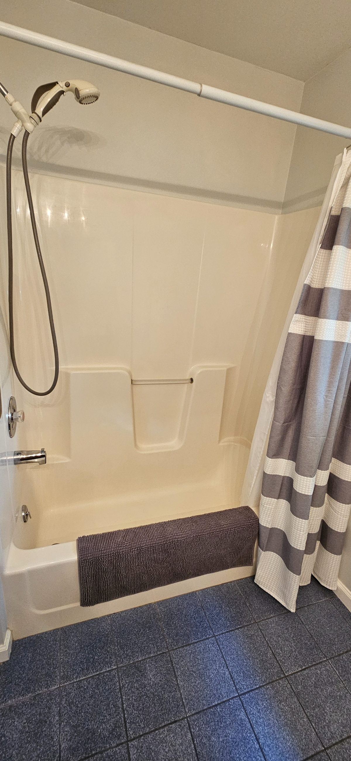 Quiet, Light - Filled One Bedroom Colonial Apartment - Private Patio, Minutes from Hospitals and Sh - Photo 3