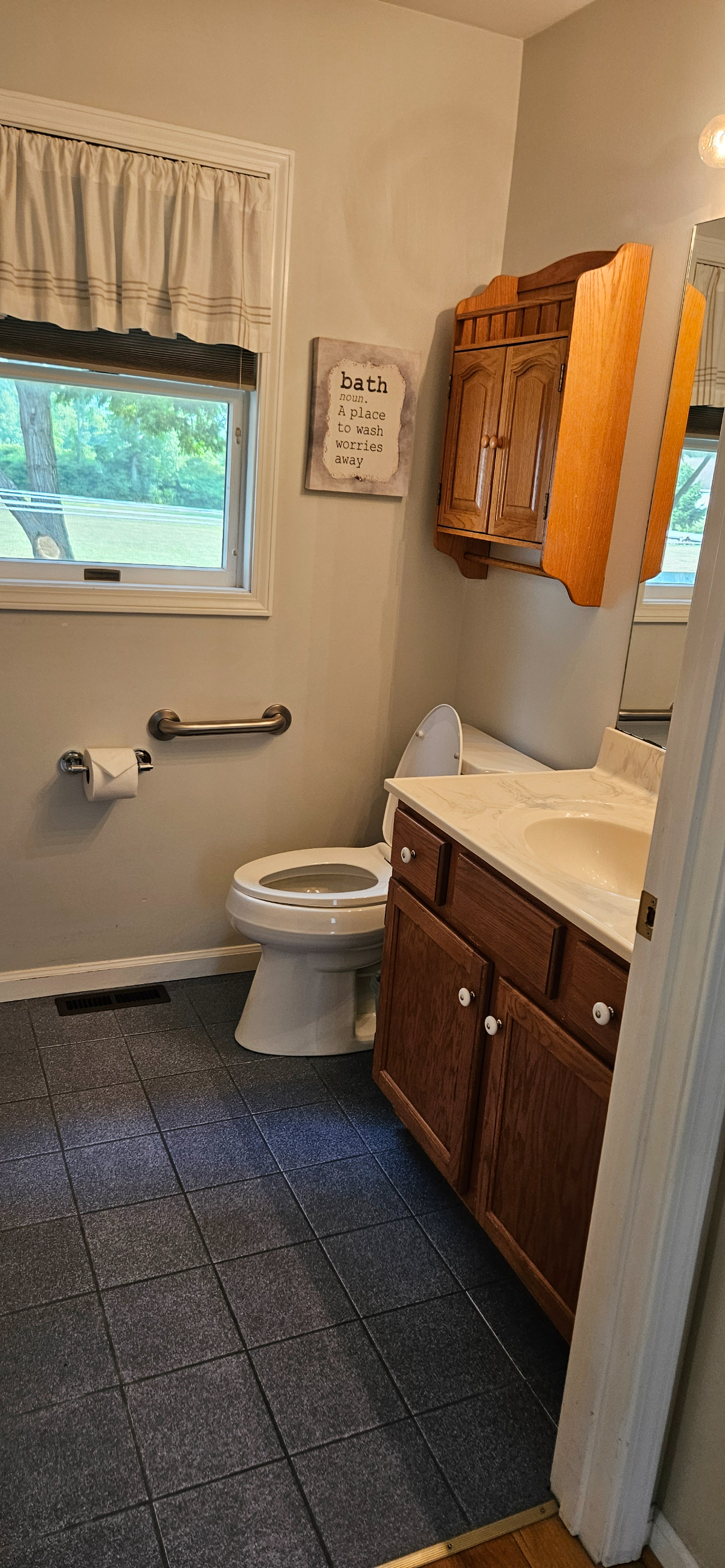Quiet, Light - Filled One Bedroom Colonial Apartment - Private Patio, Minutes from Hospitals and Sh - Photo 4