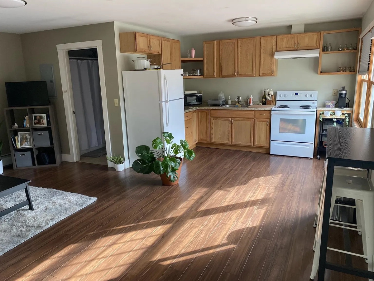 Lovely riverside apartment with all new amenities in great location - Photo 3