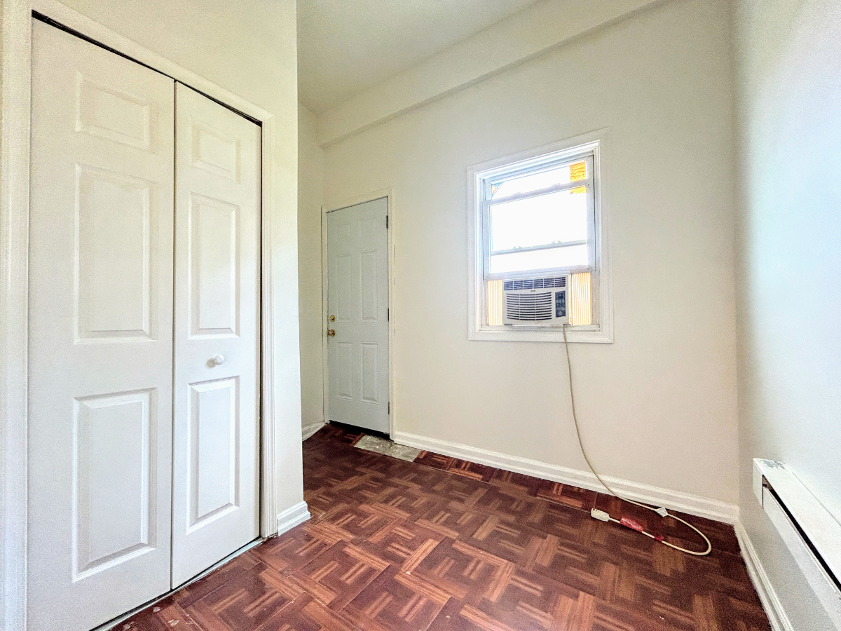 Large 2 Bedroom Apartment - Photo 11