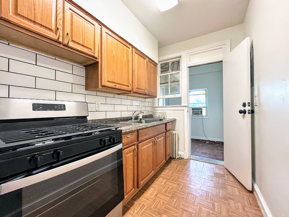 Large 2 Bedroom Apartment - Photo 9