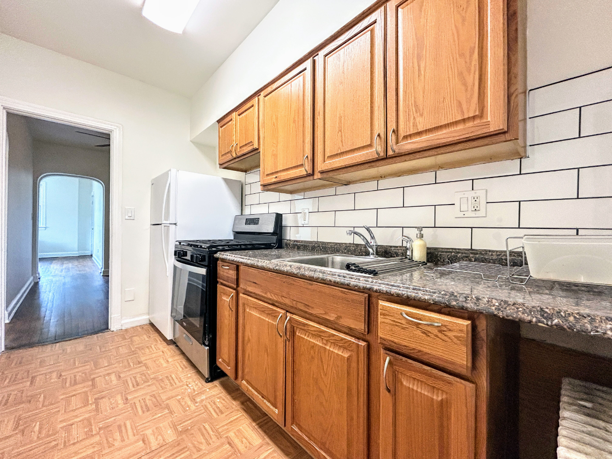 Large 2 Bedroom Apartment - Photo 10