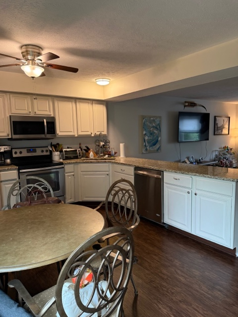 recently renovated/ comfy-cozy/ perfectly located - Photo 3