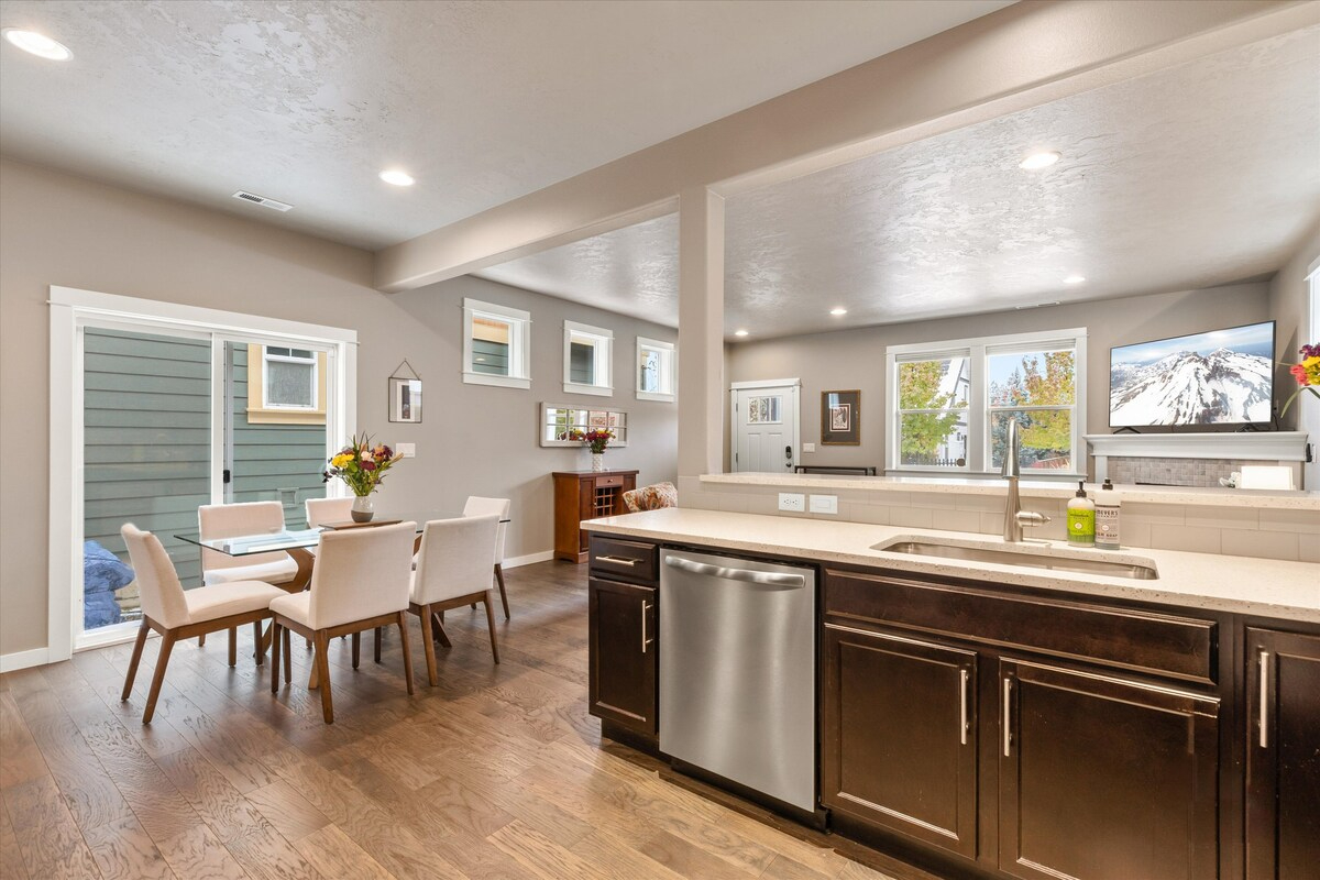 Luxury House w/ 3 King Beds 1 Mile from Downtown Bend - Photo 2