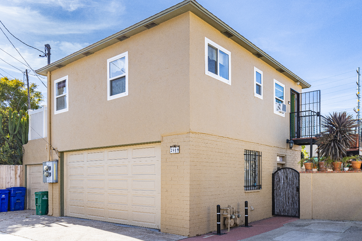 Bright, Private 2-Bedroom Apartment with Sunny Patio - Photo 2