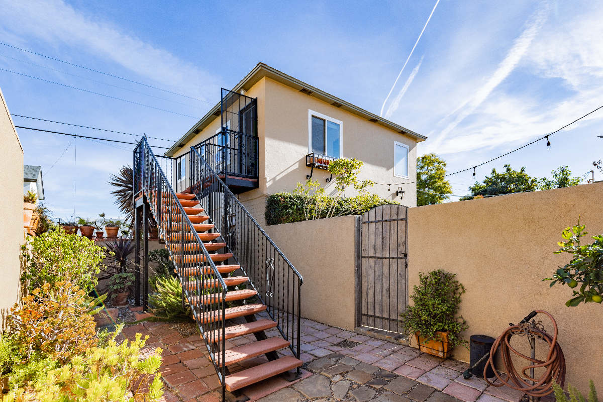 Bright, Private 2-Bedroom Apartment with Sunny Patio - Photo 3