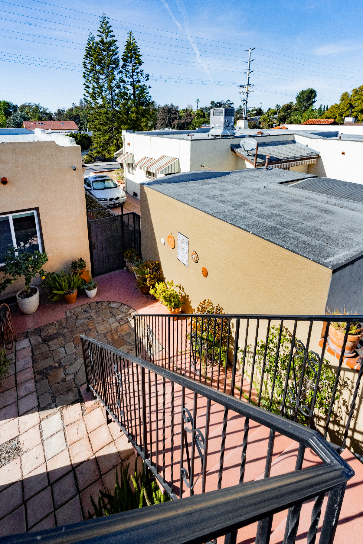 Bright, Private 2-Bedroom Apartment with Sunny Patio - Photo 4
