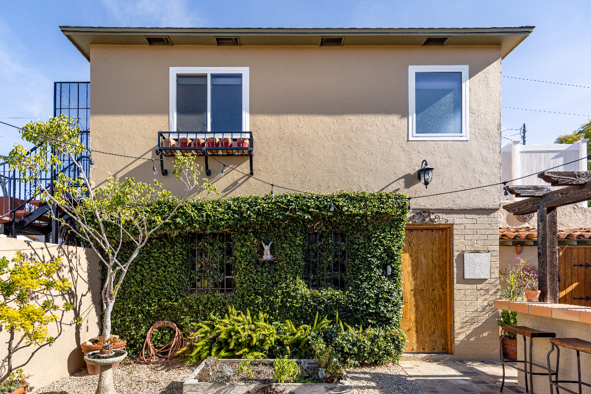 Bright, Private 2-Bedroom Apartment with Sunny Patio - Photo 1