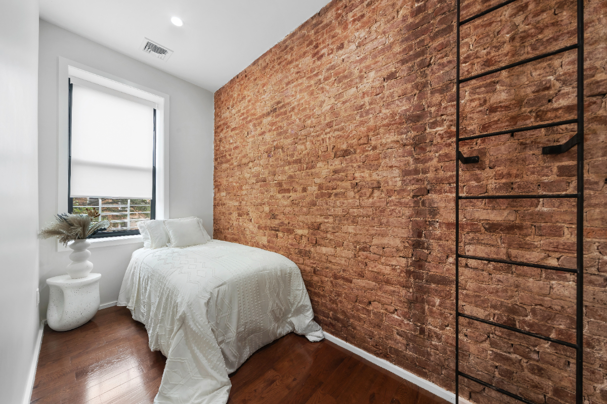 Chic Boho Brick Loft Near Subway - Photo 9