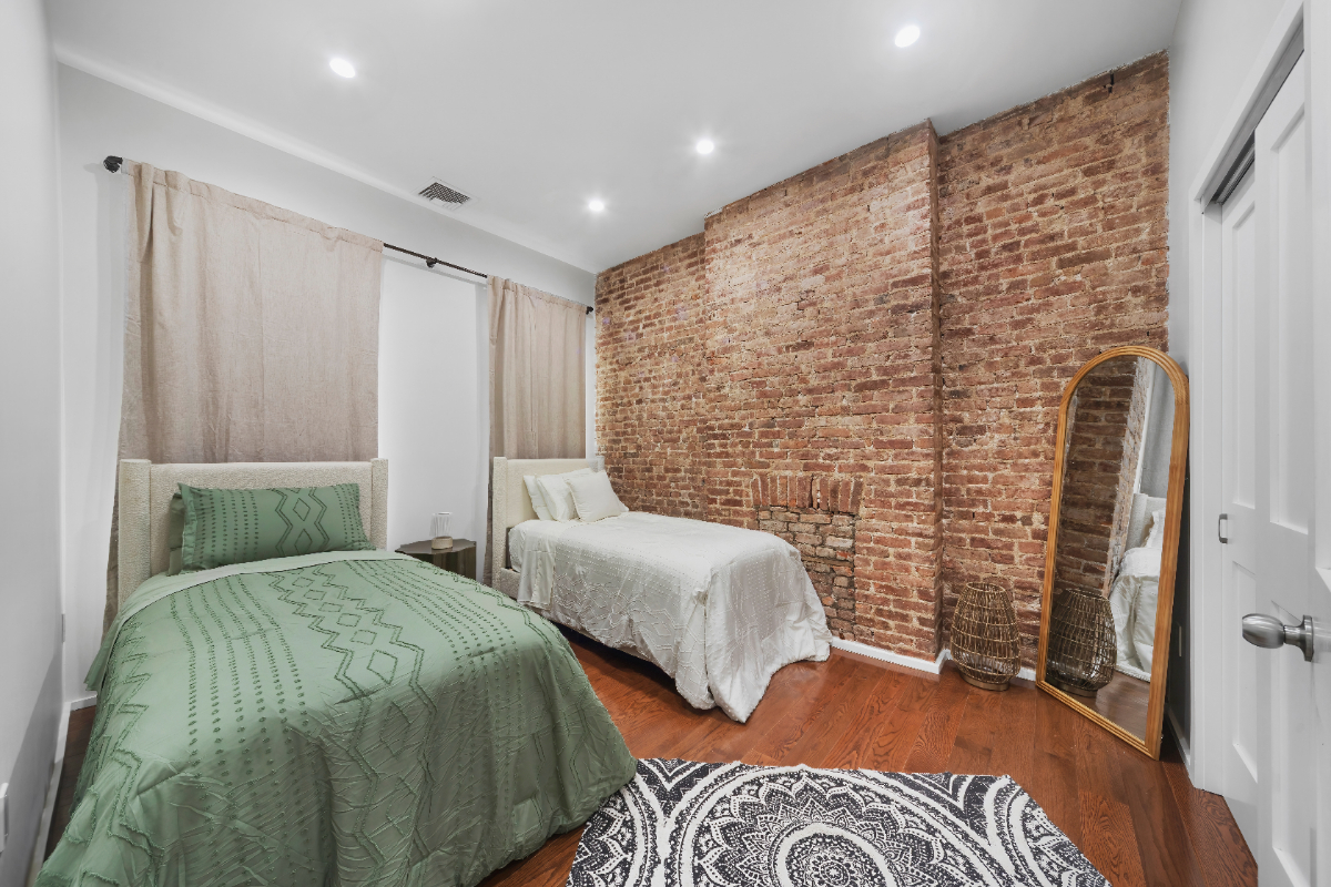Chic Boho Brick Loft Near Subway - Photo 11