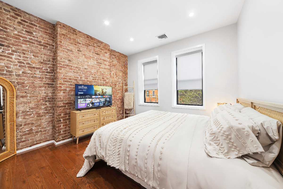 Chic Boho Brick Loft Near Subway - Photo 2
