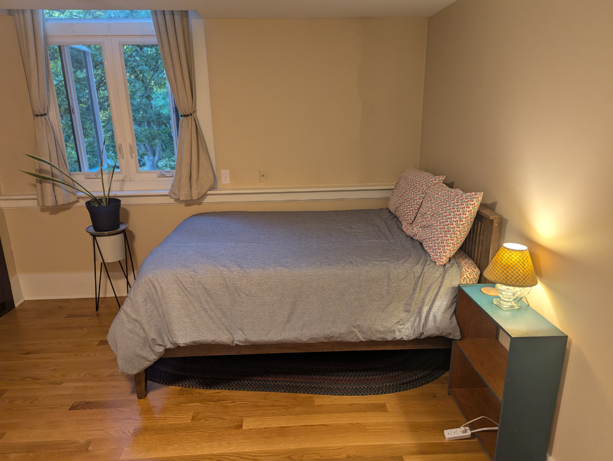 Primary Furnished Bedroom in 2 Bedroom Unit, wood floors, lots of closet space, off-street parking! - Photo 1