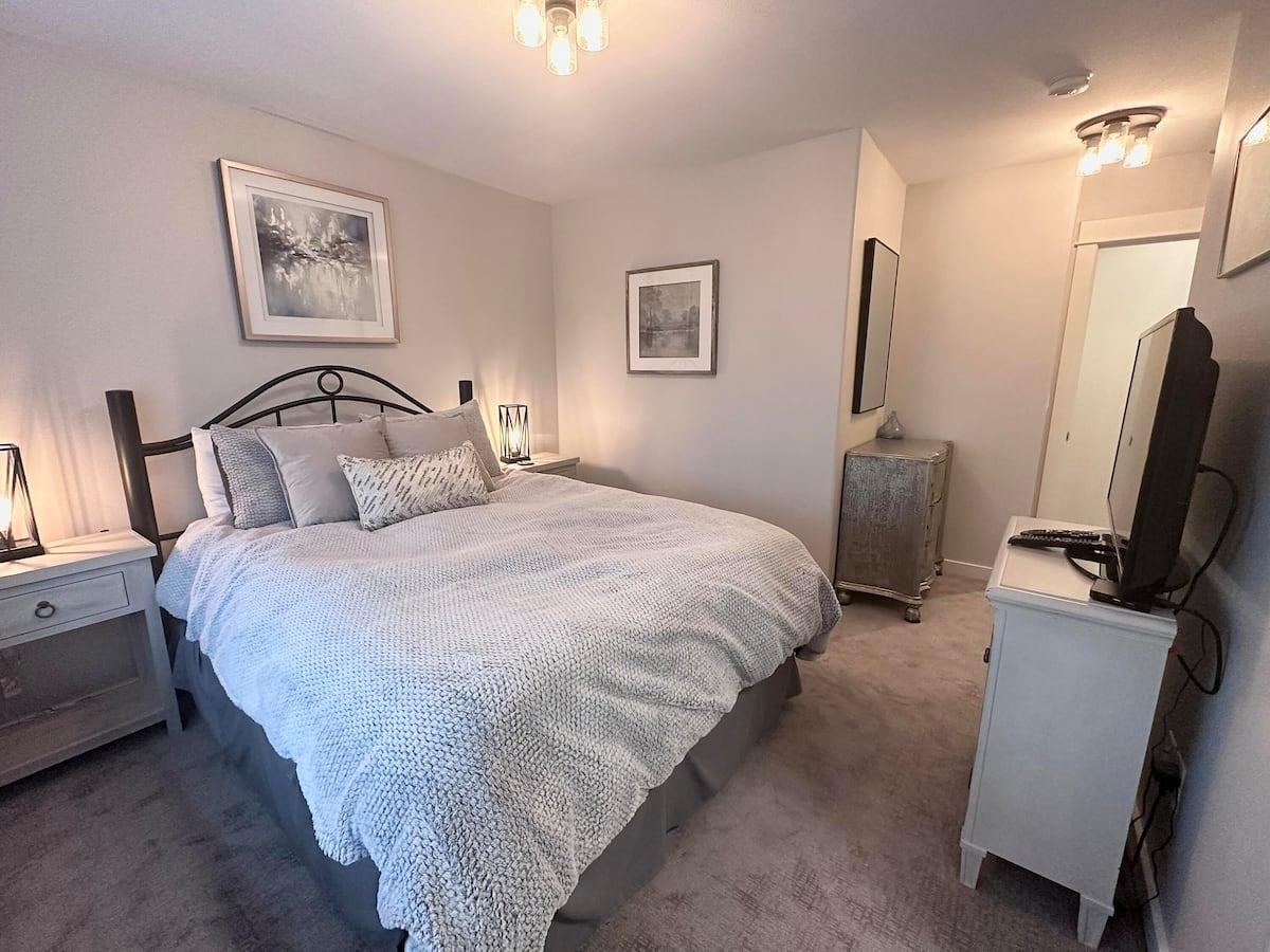 Relax & Recharge in This Cozy Eagle Crest Retreat with Hot Tub and Resort Perks - Photo 5