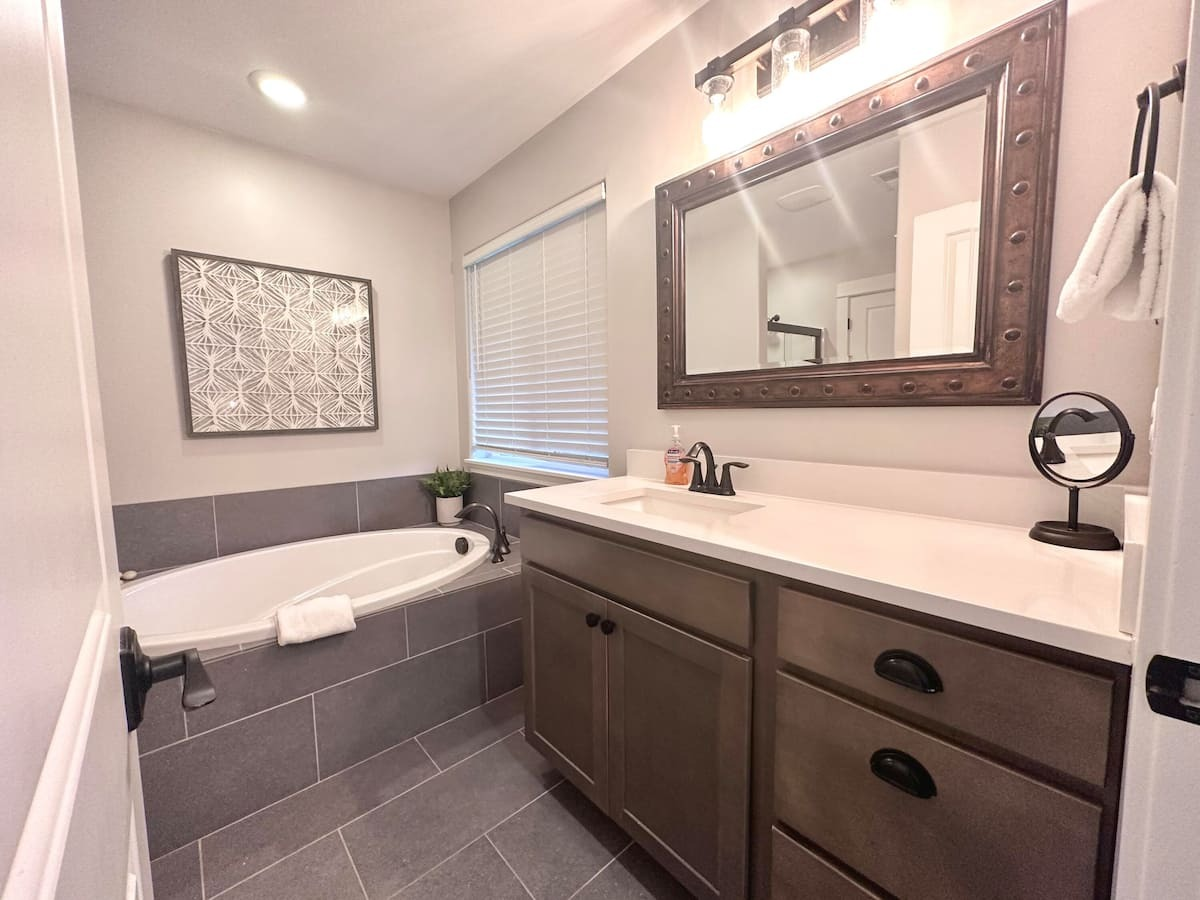 Relax & Recharge in This Cozy Eagle Crest Retreat with Hot Tub and Resort Perks - Photo 6