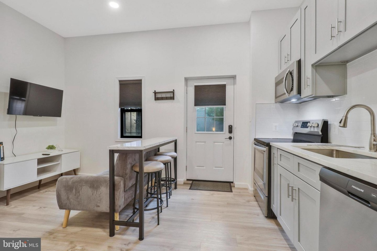 Bright 2BR/1BA - Flexible Leases, Central Location - Photo 6
