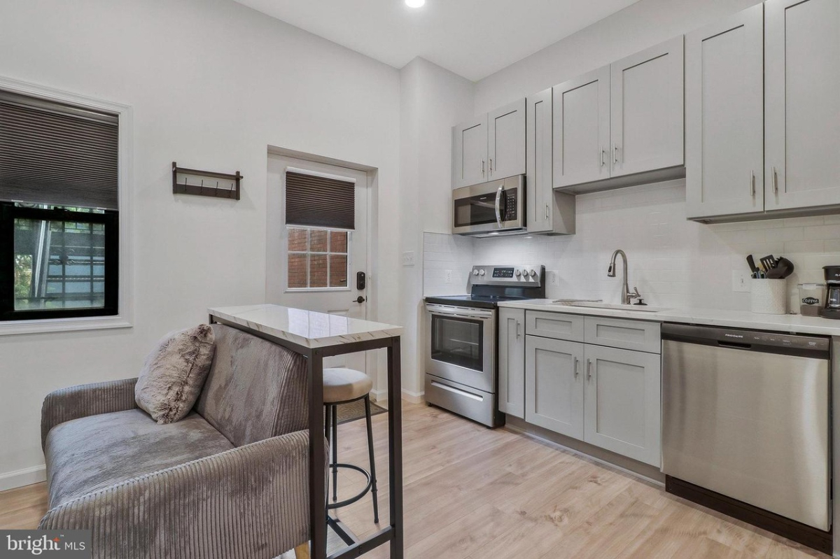 Bright 2BR/1BA - Flexible Leases, Central Location - Photo 8