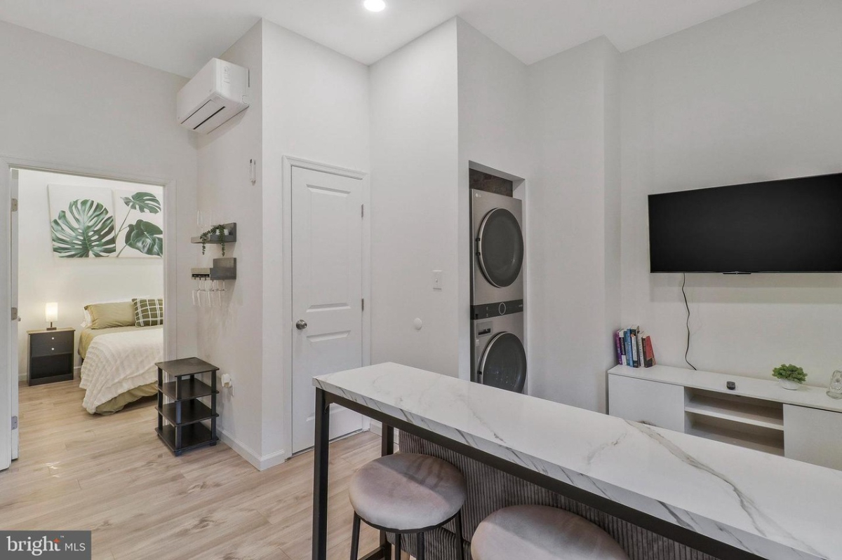 Bright 2BR/1BA - Flexible Leases, Central Location - Photo 9