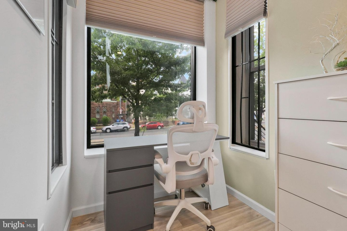 Bright 2BR/1BA - Flexible Leases, Central Location - Photo 12
