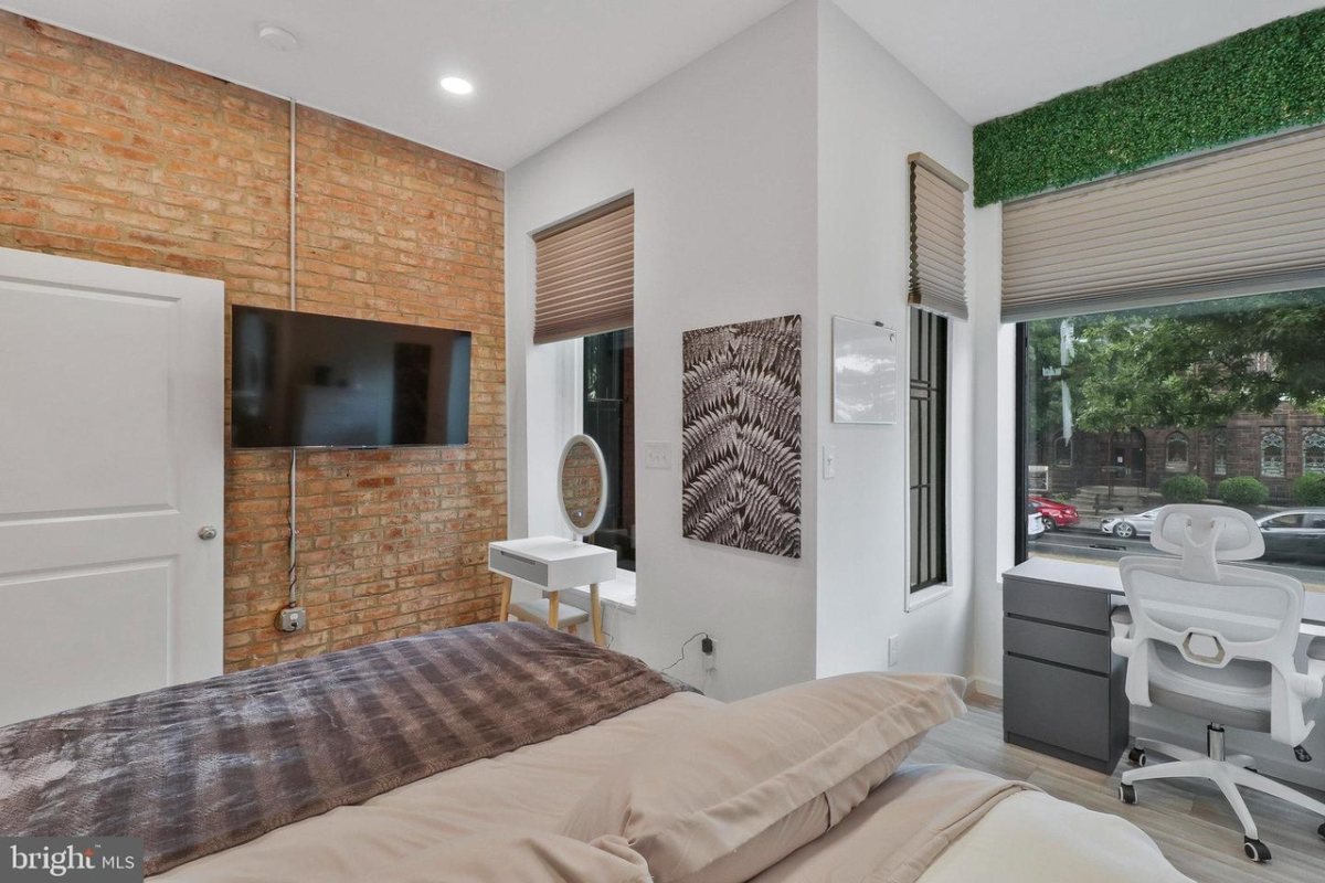 Bright 2BR/1BA - Flexible Leases, Central Location - Photo 1