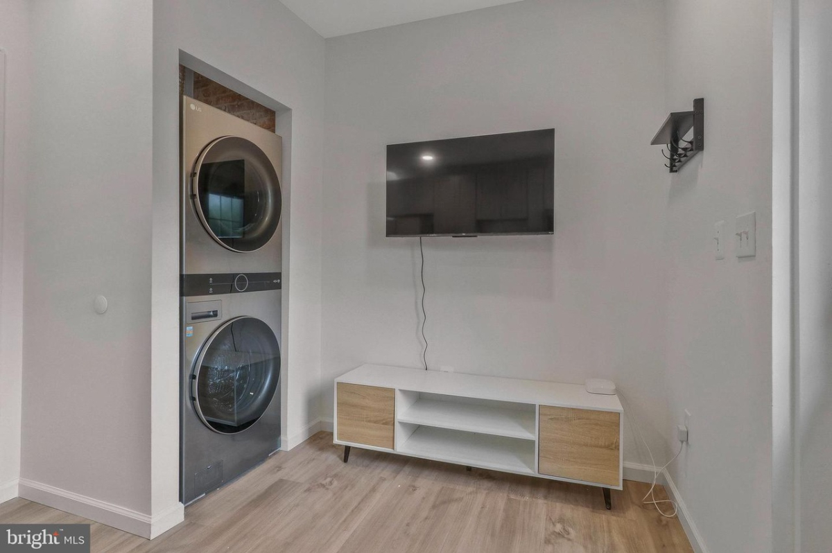 Bright 2BR/1BA - Flexible Leases, Central Location - Photo 7