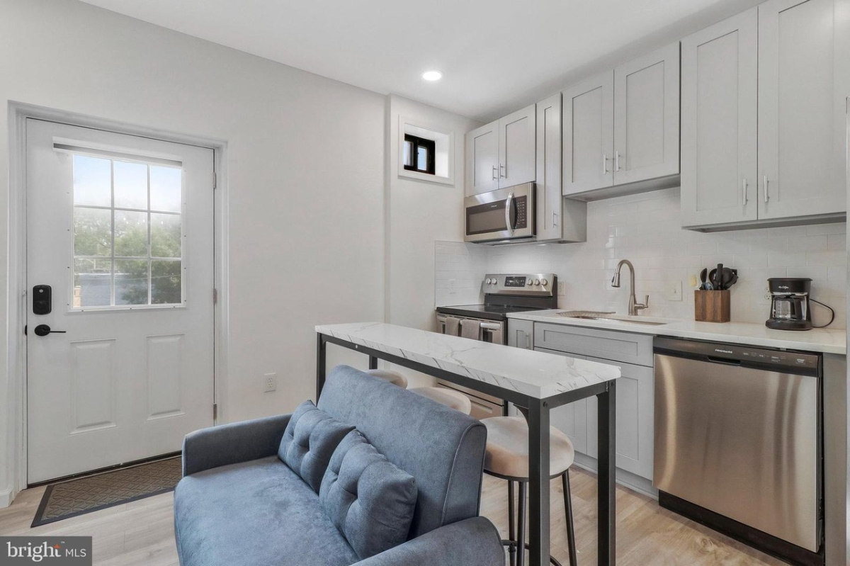 Bright 2BR/1BA - Flexible Leases, Central Location - Photo 9