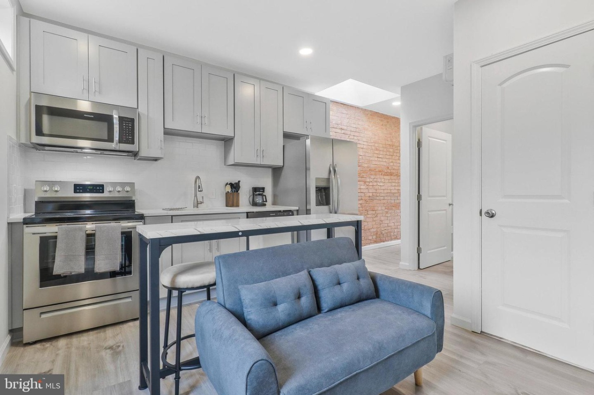 Bright 2BR/1BA - Flexible Leases, Central Location - Photo 10