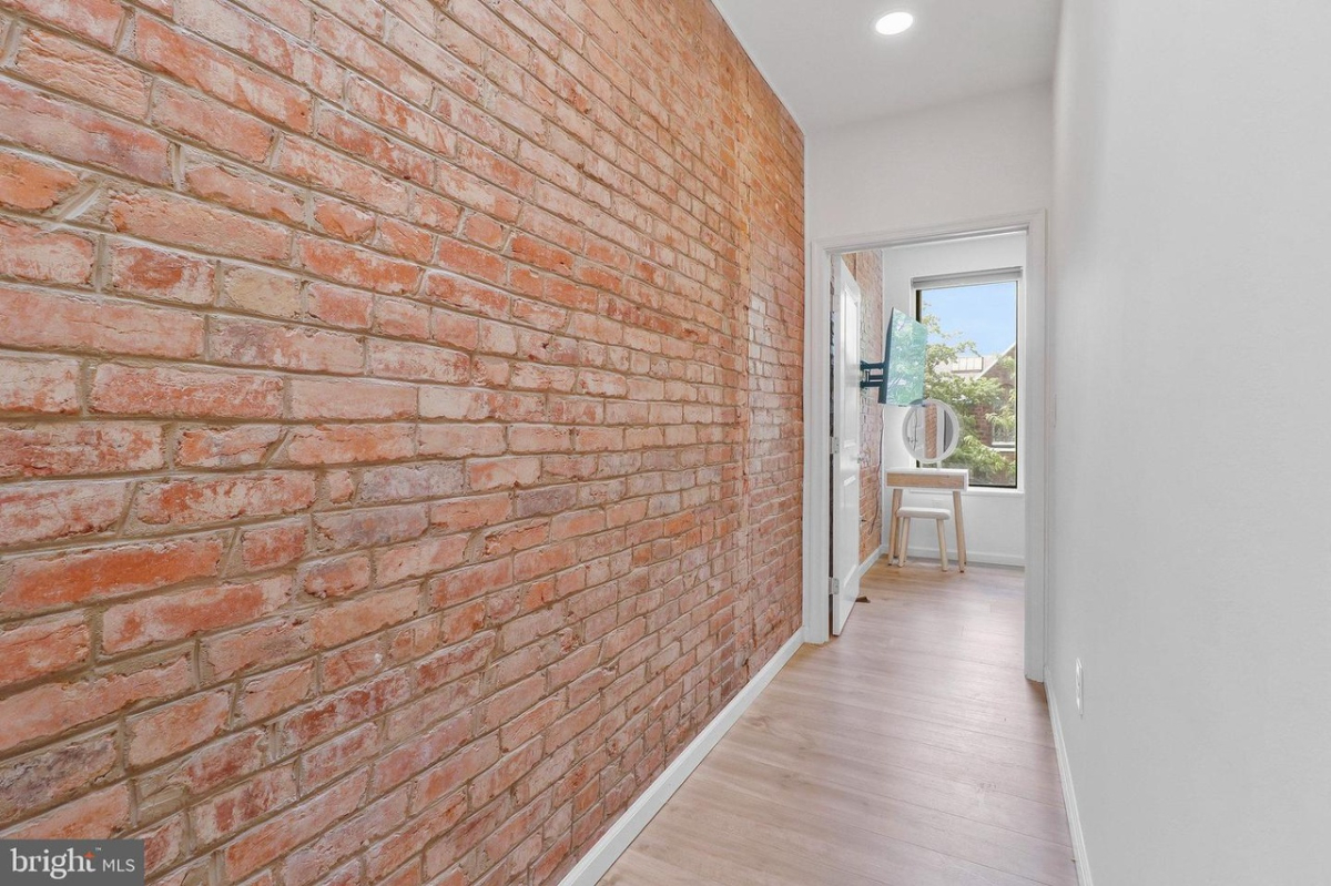 Bright 2BR/1BA - Flexible Leases, Central Location - Photo 3