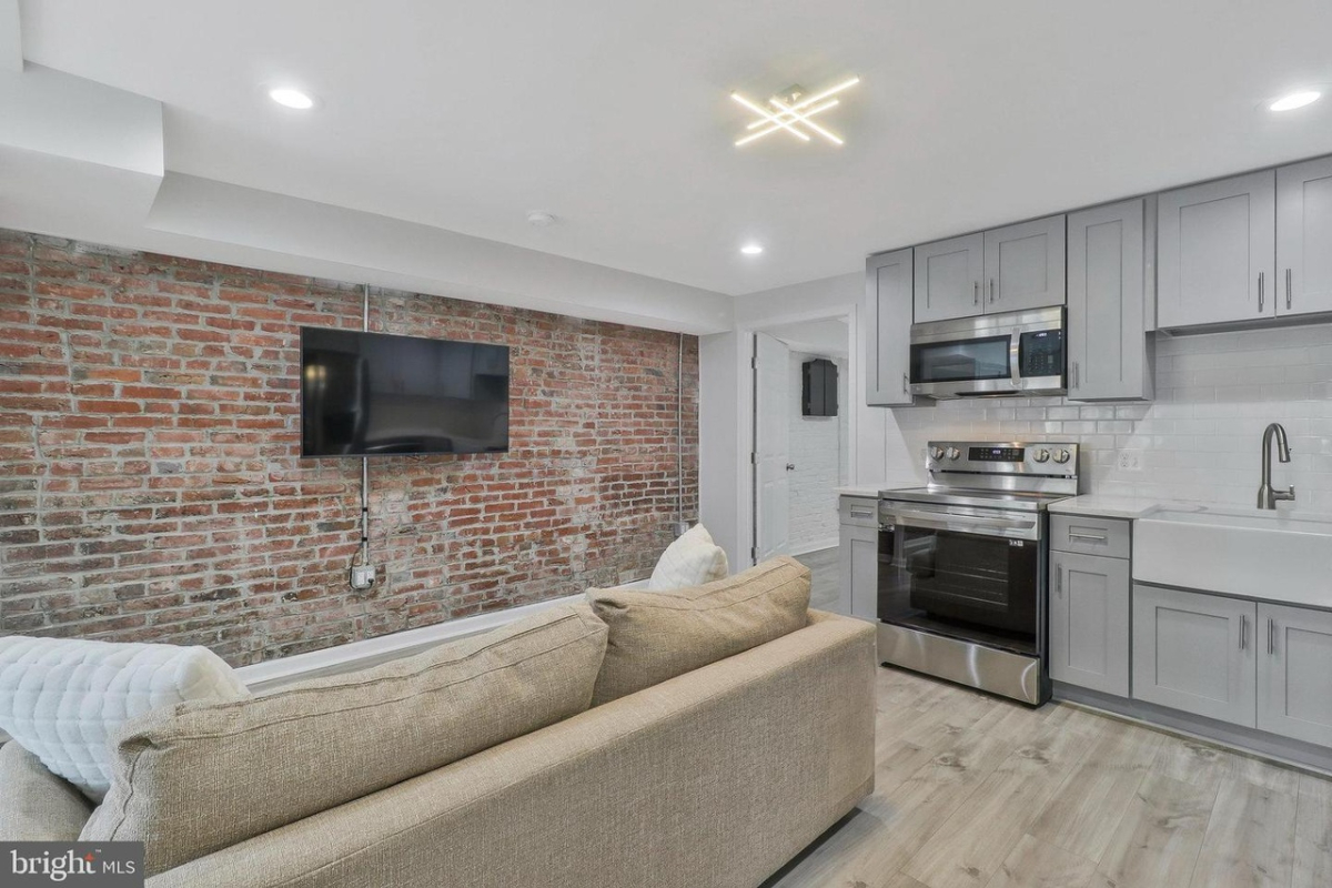 Bright 2BR/1BA - Flexible Leases, Central Location - Photo 7