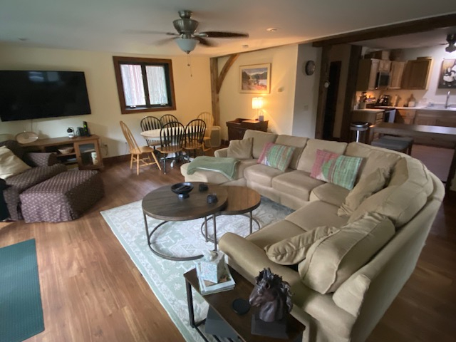 2 BR residence on lovely horse farm - Photo 2