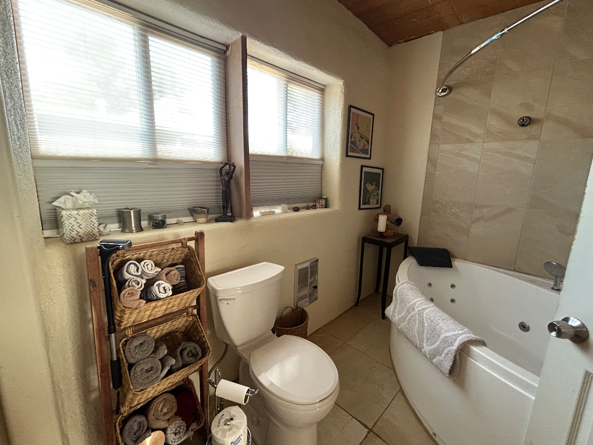 Wonderful home near the railyard in Santa Fe, New Mexico - Photo 4