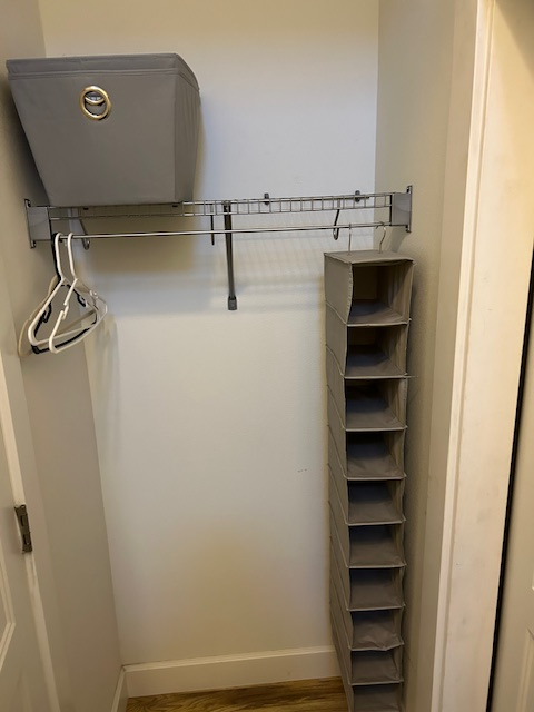 Bright Apartment with Balcony, Wood Floors, and All Utilities Included - Photo 3