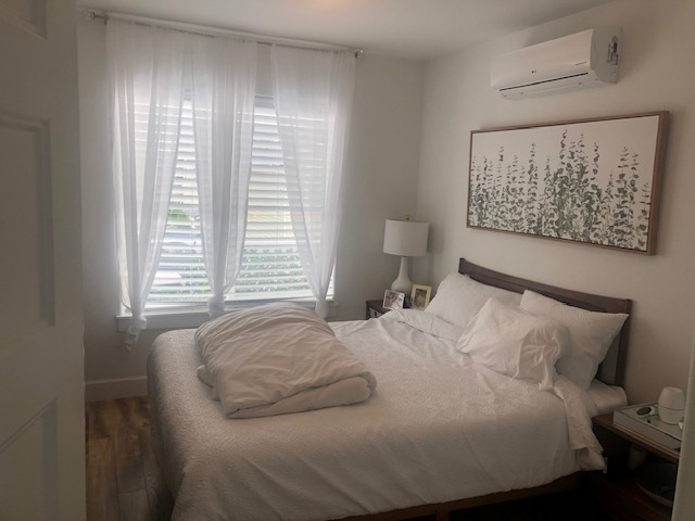 Bright Apartment with Balcony, Wood Floors, and All Utilities Included - Photo 4