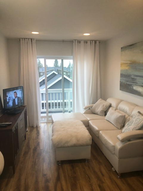 Bright Apartment with Balcony, Wood Floors, and All Utilities Included - Photo 1