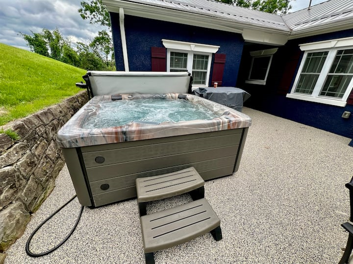 Angels Haven - Hot Tub - King Bed - Court Yard - Photo 4