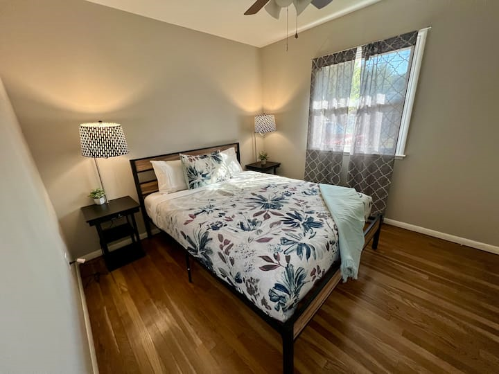 The Corner Cottage - King Bed - Photo 3