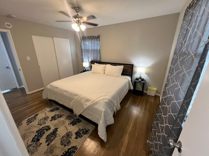 The Corner Cottage - King Bed - Photo 12
