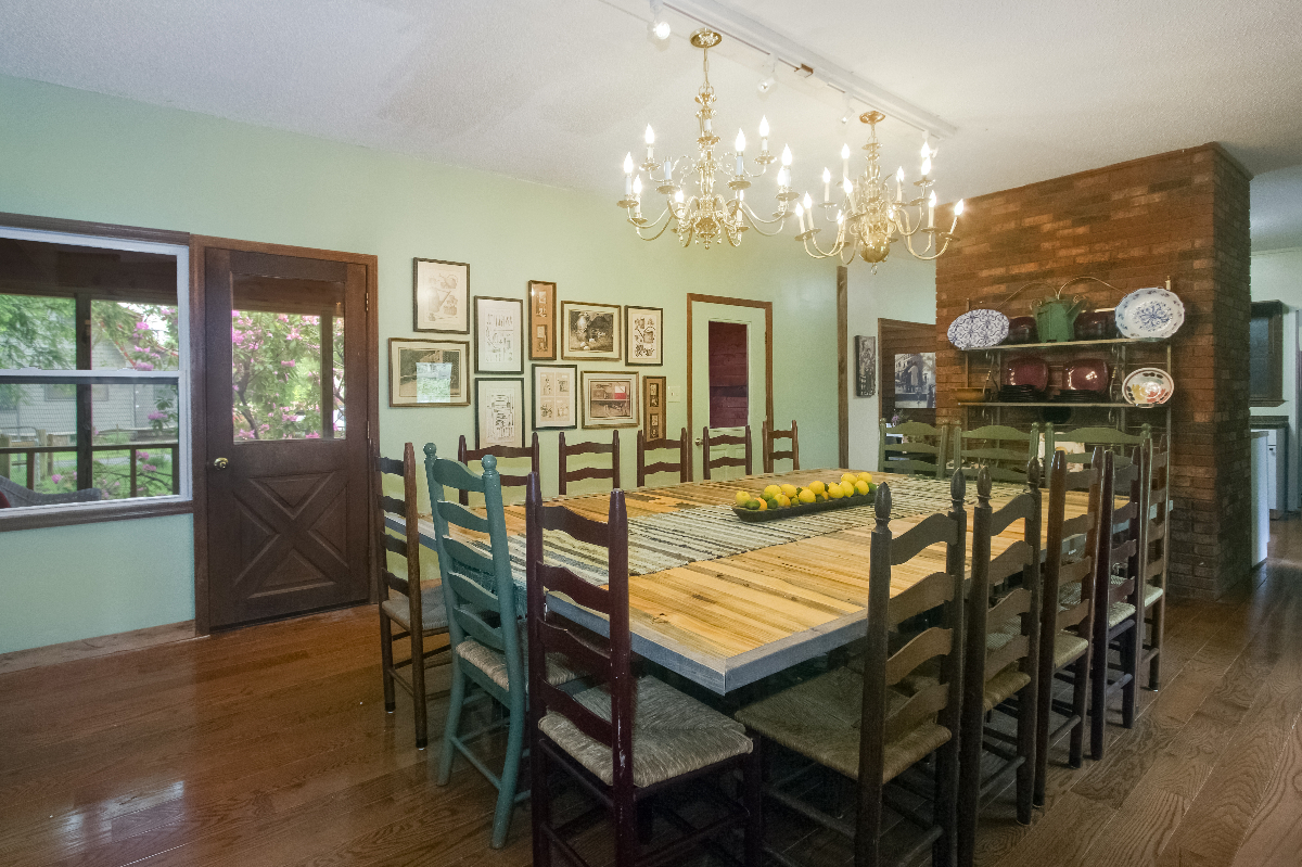 Huge Historic Farmhouse, 4000 sq ft, 1 acre, sleeps up to 16 - Photo 4