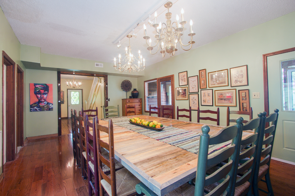 Huge Historic Farmhouse, 4000 sq ft, 1 acre, sleeps up to 16 - Photo 5
