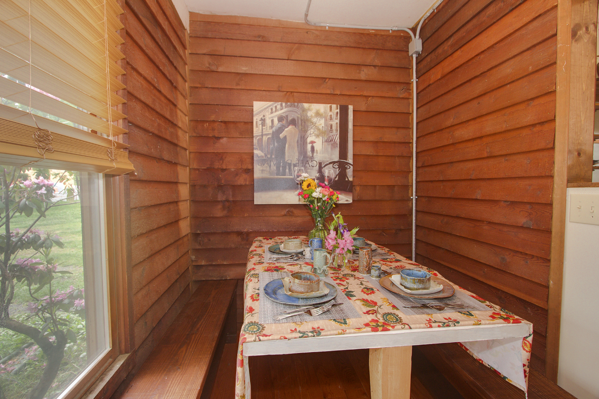 Huge Historic Farmhouse, 4000 sq ft, 1 acre, sleeps up to 16 - Photo 7