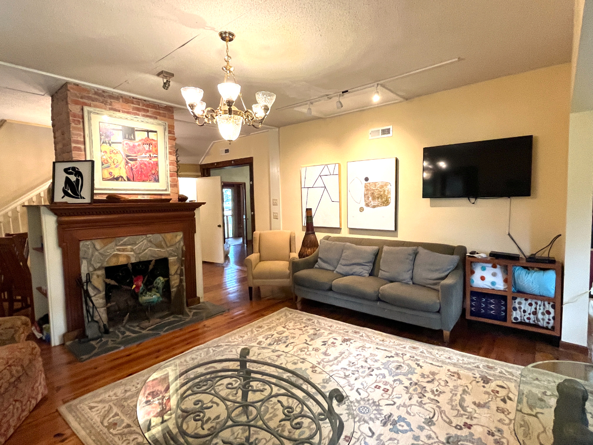 Huge Historic Farmhouse, 4000 sq ft, 1 acre, sleeps up to 16 - Photo 3